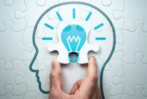 Imagem de uma cabeça com uma lâmpada para dar ideia de gatilhos mentais