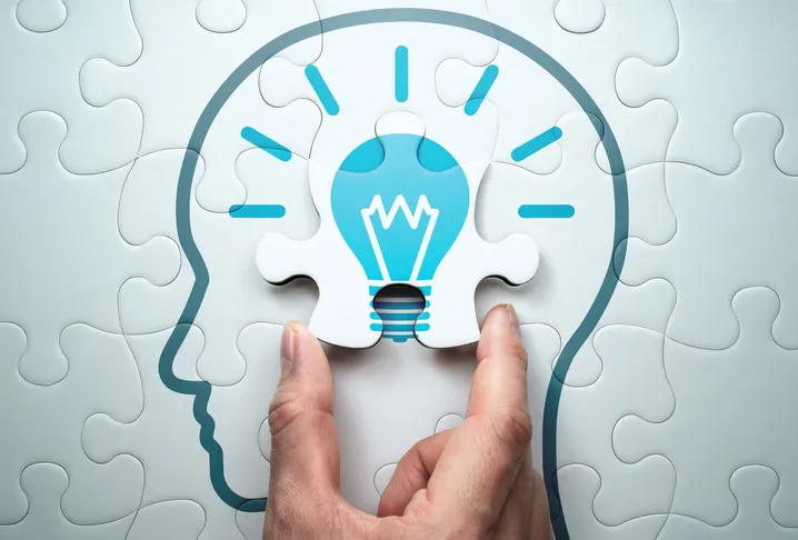 Imagem de uma cabeça com uma lâmpada para dar ideia de gatilhos mentais